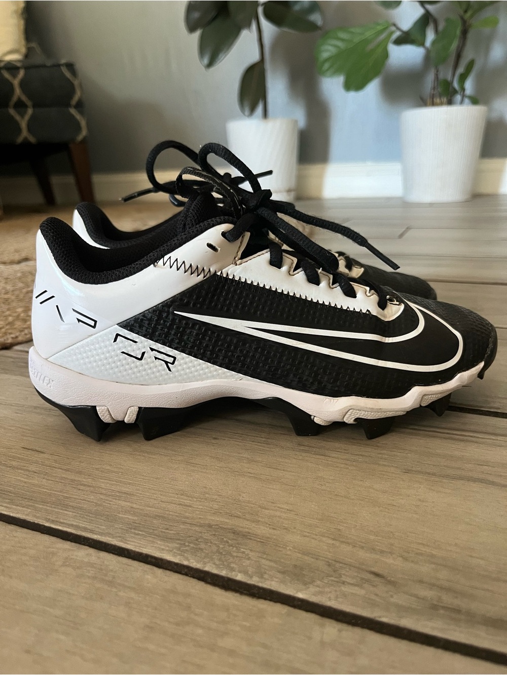 Nike Kids Black and White Baseball Cleats with Traction Studs